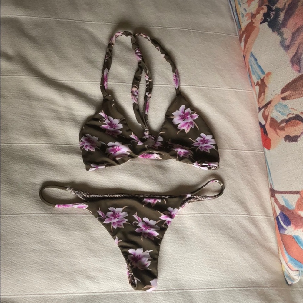 Acacia set in vintage aloha